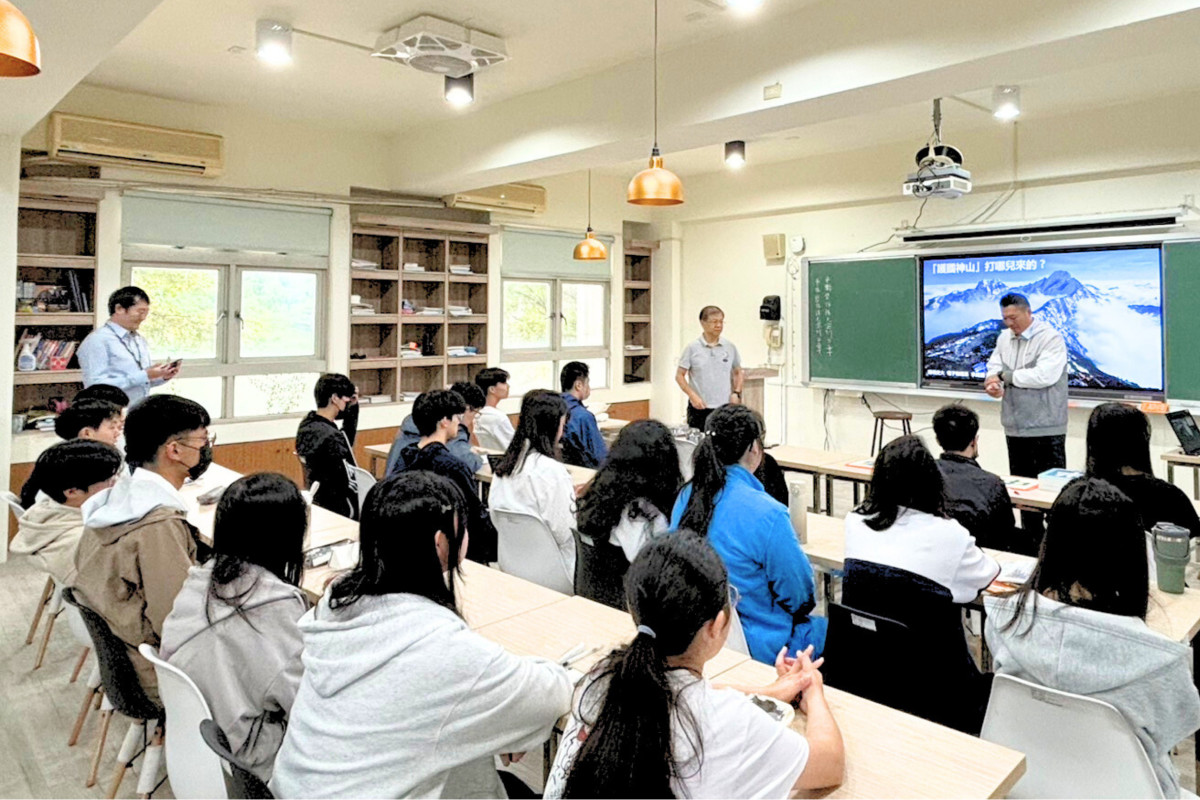 NYCU educators recently traveled to Nangan, Matsu, to guide teachers and students in exploring the world of semiconductors using digital teaching materials.