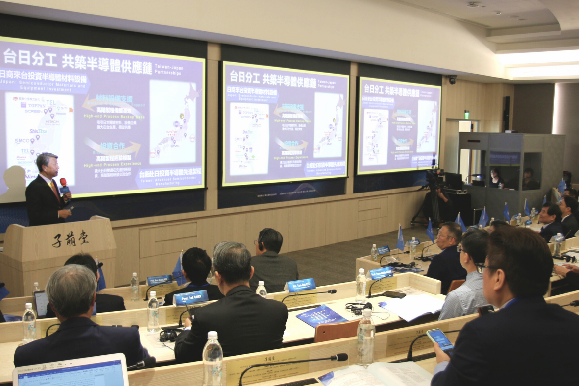 The forum featured an introduction by NYCU to the global innovation ecosystem and Japanese project initiatives. Experts from Taiwan and Japan shared insights from industrial and academic perspectives on global semiconductor trends, opportunities for Taiwan-Japan collaboration, strategic planning for semiconductor science parks, and the role of universities in startup ecosystems.