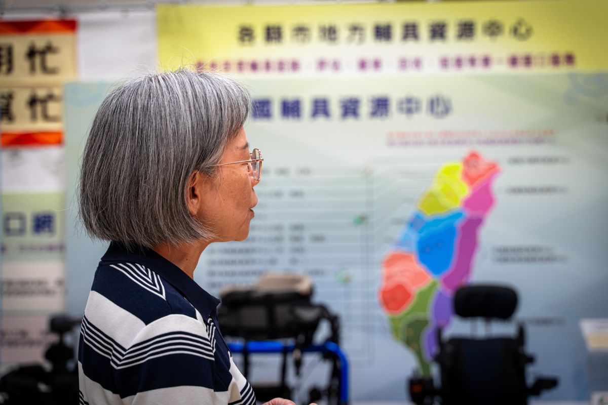 Gathering a group of graduate students, Prof. Lee spearheaded efforts to evaluate and standardize county and municipal assistive device centers, culminating in the legalization of their services and resources through central regulations by 2012