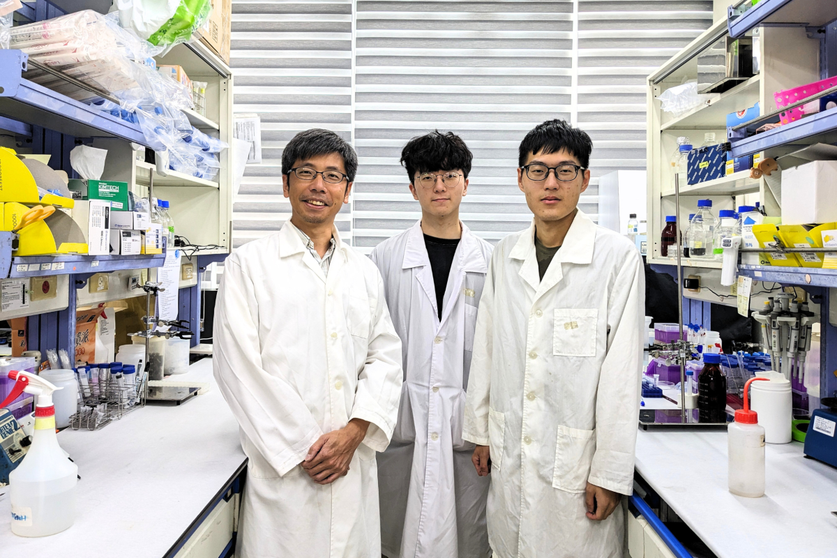 Professor Jie-Rong Huang (left) with his research team: PhD student Yung-Chen Sun (center) and Master’s student Tzung-Lun Hsieh (right).