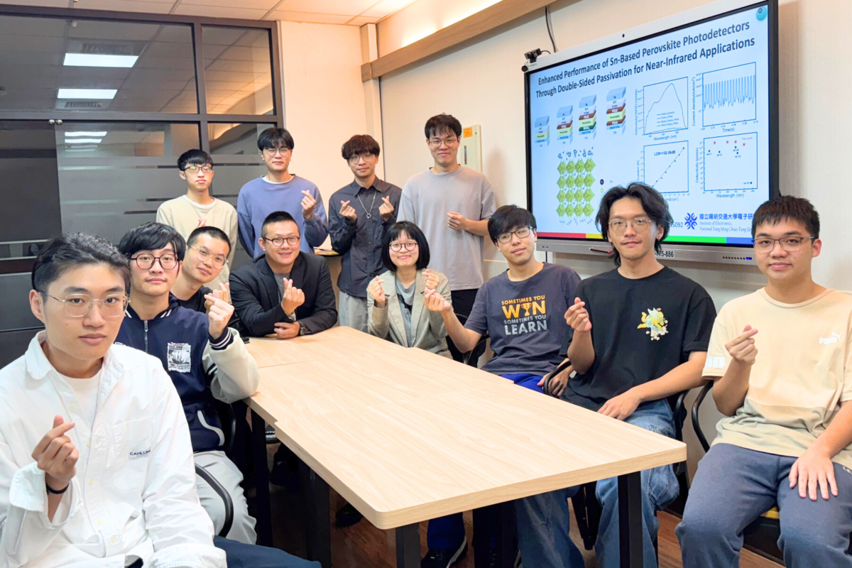 Laboratory Group Photo: The first author of the article, Yu-Hsuan Lai (fourth from the right in the front row), and the corresponding author, Associate Professor Chih-Shan Tan (fifth from the right in the front row), capture this significant moment with their research team.