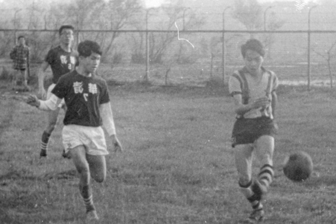 Ling Ming-Li (right) played as a forward on the soccer team in the inaugural Meichu Games, leading the team to a decisive victory with outstanding coordination in both offense and defense, marking the beginning of a glorious era for NCTU soccer (renamed NYCU in 2021 after merging with NYMU).