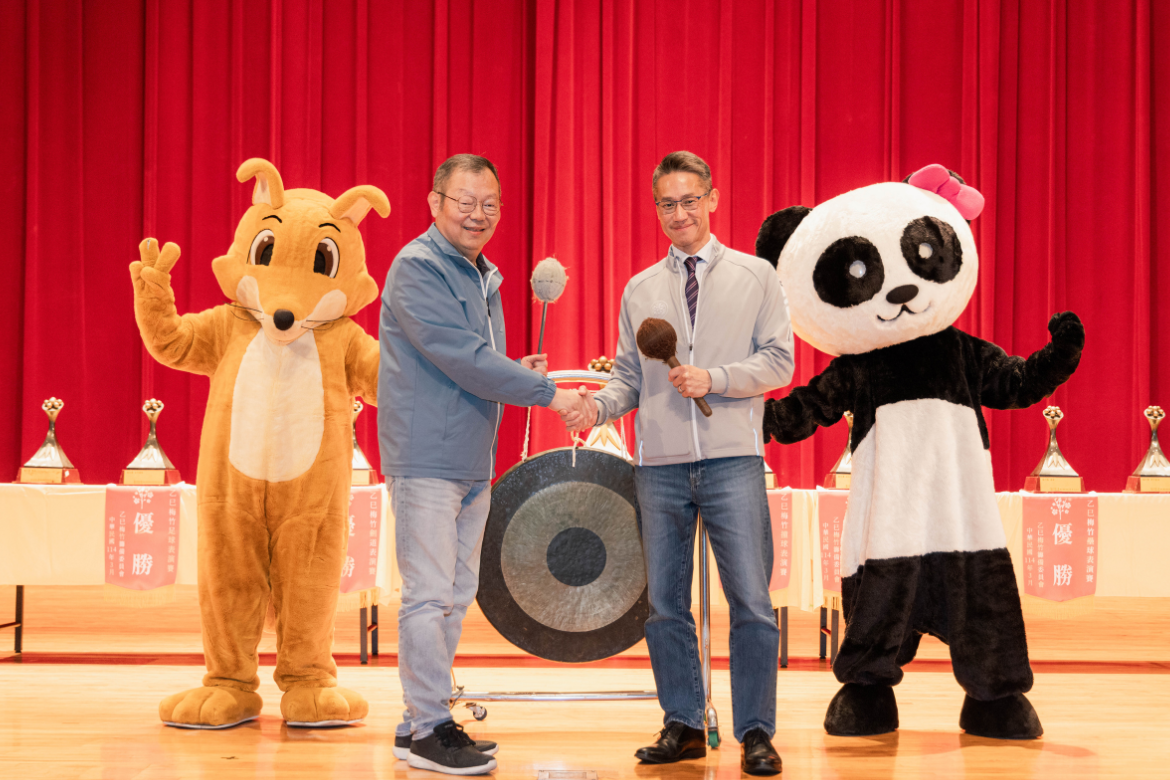 The 57th Meichu Games kicked off with the sound of gongs struck by the presidents of both universities.