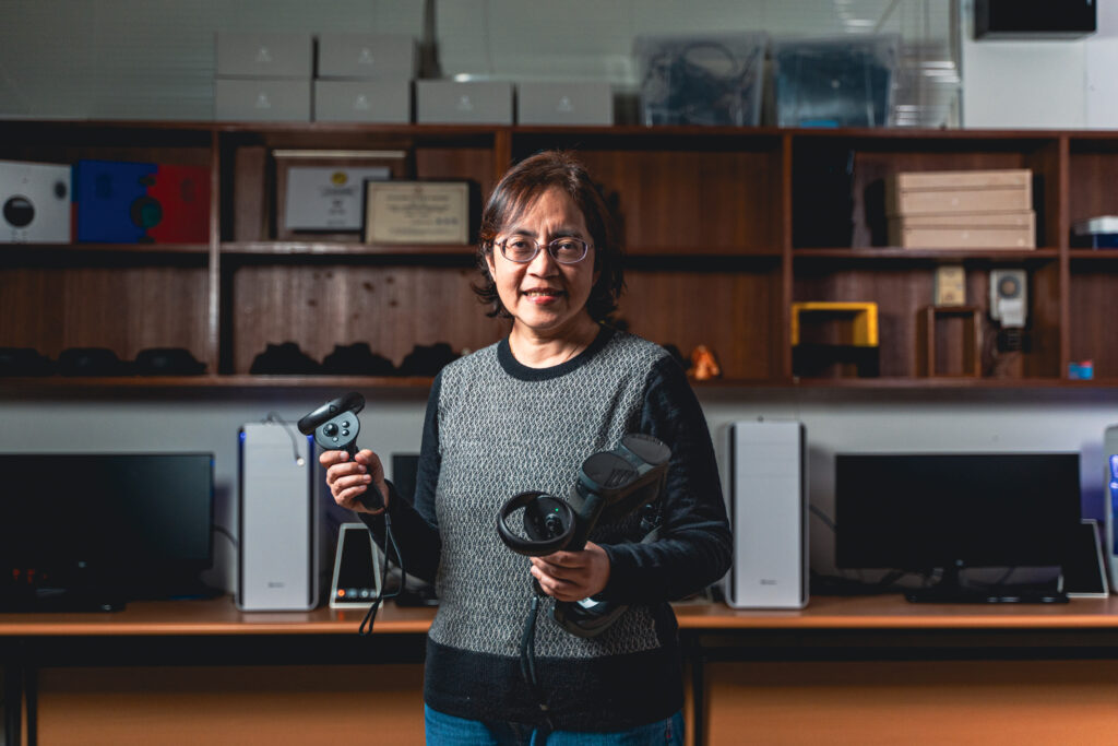 Professor Yi-Hsuan Lee, with nearly 30 years of experience in physiology education, spearheads the integration of VR technology into muscle physiology teaching, leading efforts to reduce reliance on live frog dissection and explore long-term alternatives through virtual simulations.