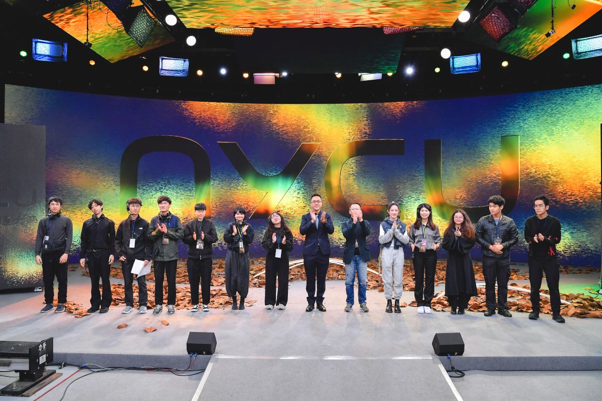After the event concluded, Associate Professor Chi-Min Hsieh (6th from left), CEO Yen-Shen Chen (7th from left), and the preparation team posed for a curtain call photo.