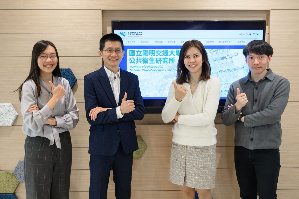 The study was led by Associate Professor Yi-Fang Chuang (second from right), with Associate Professor Wen-Chi Pan (second from left) responsible for data interpretation and analysis. The research team also included medical graduate Lin Ying-Tsen (first from left) and sixth-year medical student Fan Kang-Chen (first from right).