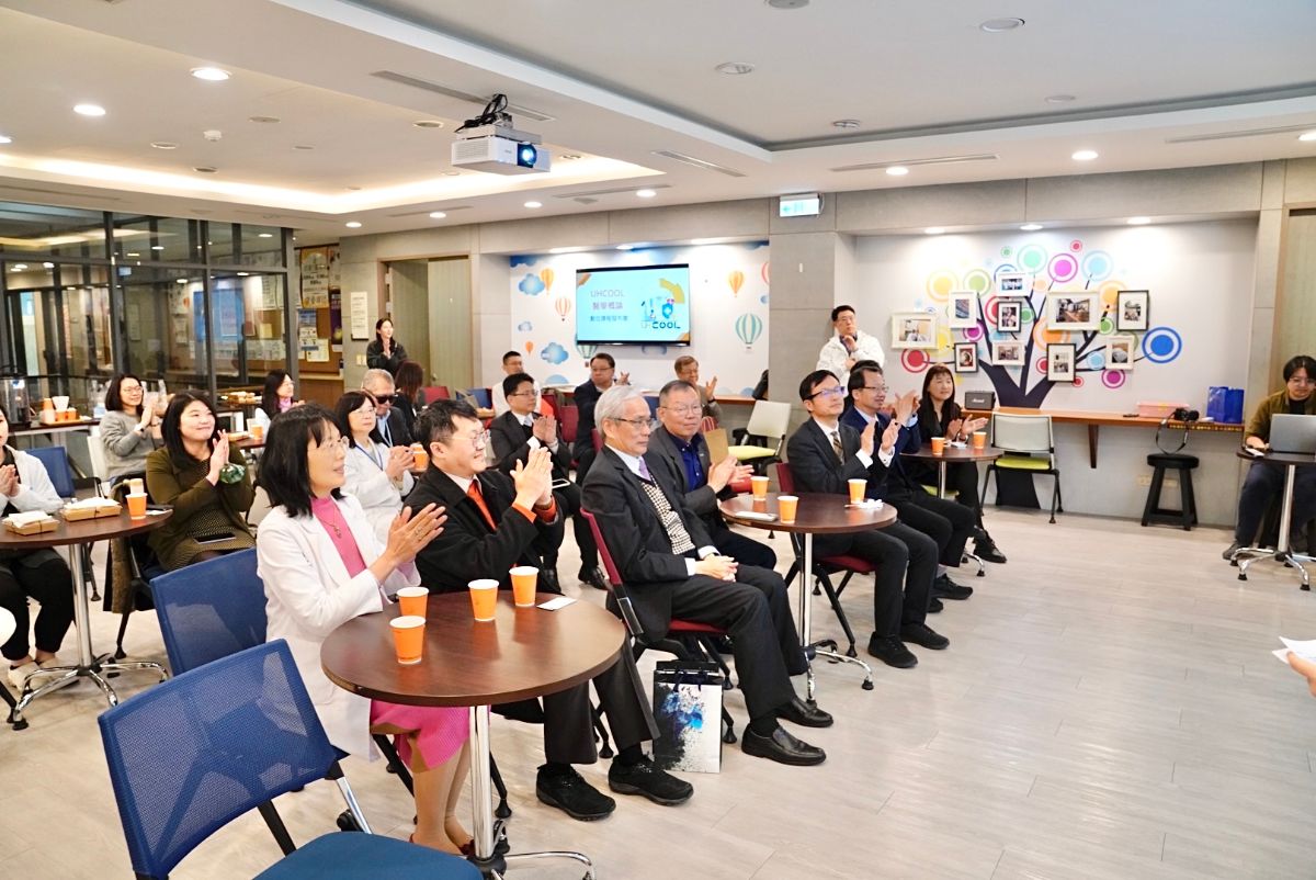 At the launch event of the "Introduction to Medicine" online course, guests gathered to watch the course trailer together.