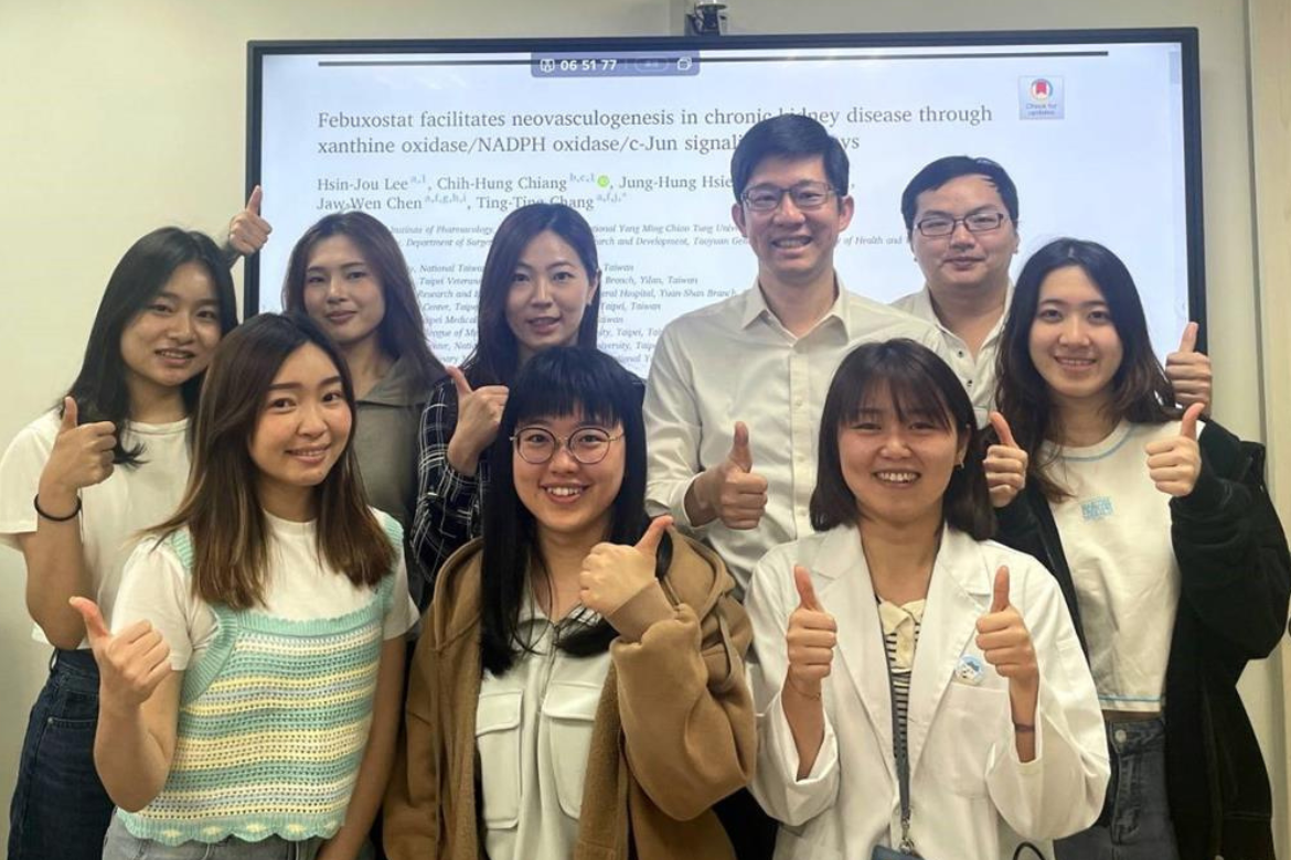 Professor Chih-Hung Chiang (fourth from the left in the back row) of the Department of Urology at Taoyuan General Hospital, Associate Professor Ting-Ting Chang (third from the left in the back row) of the Institute of Pharmacology at NYCU, and other research team members pose for a group photo.