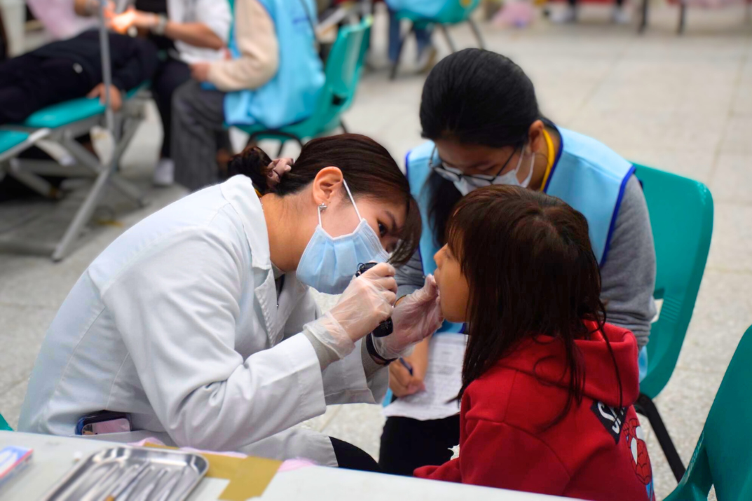 In January 2025, the College of Dentistry’s Oral Hygiene Service Team provided free dental care at an elementary school in a remote area of Hualien.