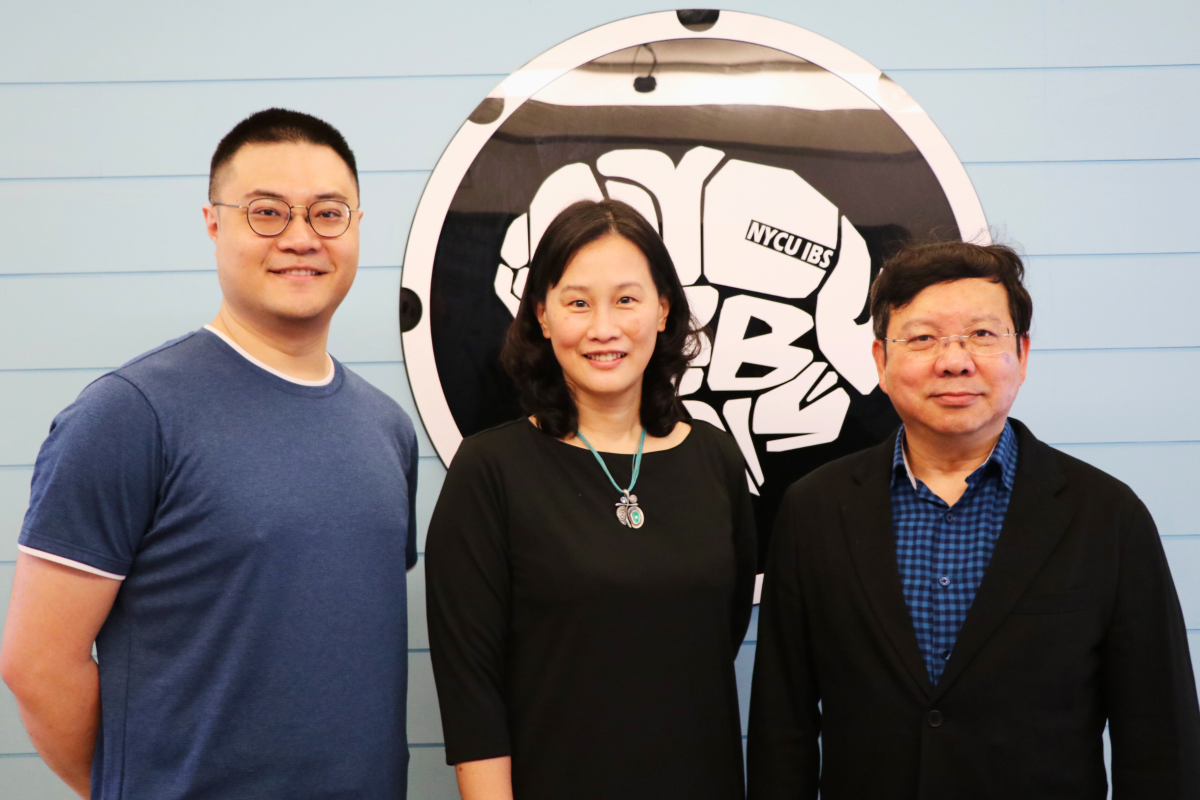 The research team (from right: NHRI Director Dr. Shie-Liang Hsieh, NYCU Institute of Brain Science Associate Professor Han-Juo Cheng, and Ph.D. student Yu-Yi Lin).
