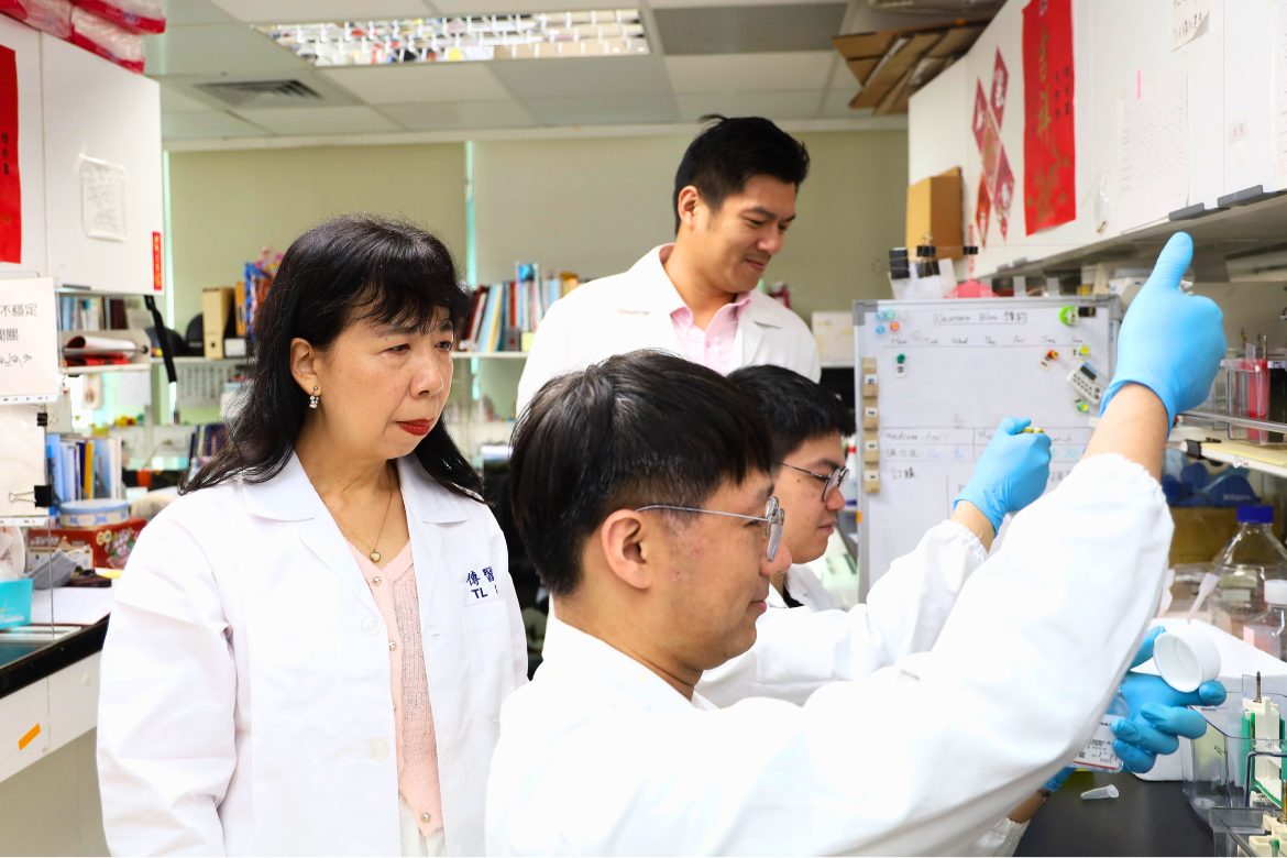 The research team is actively analyzing the chemical structure of Suc40 F3, advancing the clinical application of Poria polysaccharides through scientific innovation.