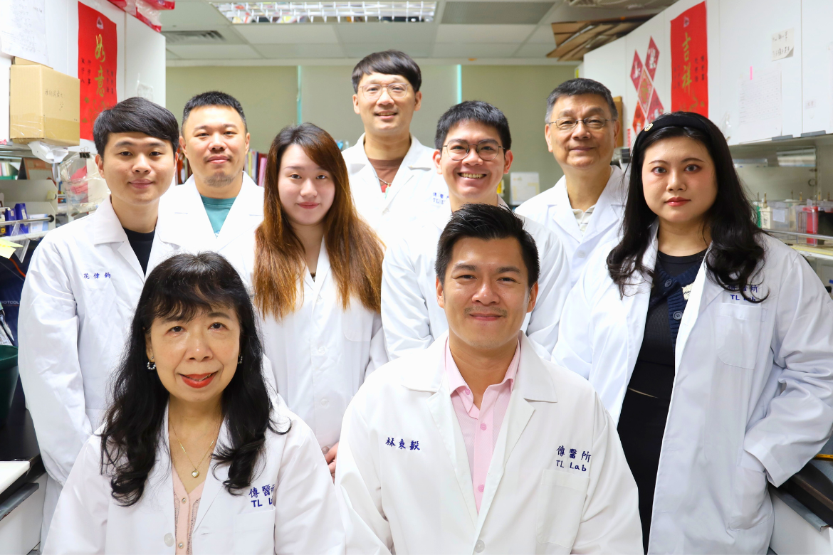 Professors Tung-Yi Lin (front row, right) and Mei-Kuang Lu (front row, left) lead the research team in polysaccharide studies.