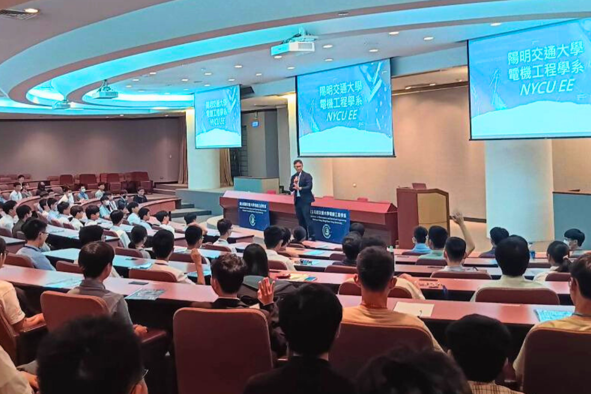 Top-scoring students gather at NYCU for the second-round admission interviews, joined by Phison Electronics CEO K.S. Pua as an industry mentor. He shared valuable insights on industry trends and career development, offering students a rare and enriching learning opportunity.