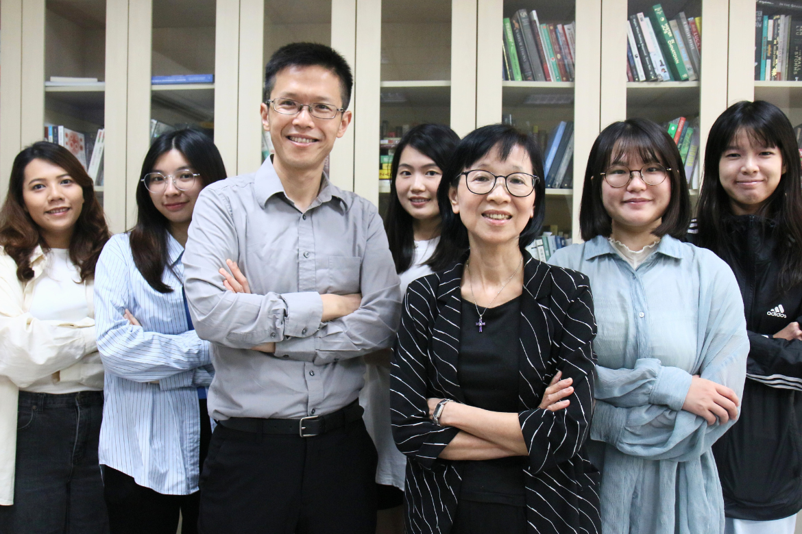 Professor Shu-Chu Sarrina Li (front row, right) and Associate Professor Shih-Yu Lo (front row, left) from NYCU’s Institute of Communication Studies with their research team.