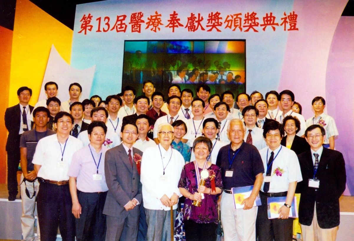 Voluntarily traversing nearly every corner of the island since 1978, the Crusade have spearheaded quiet revolutions in preventive medicine, community health, and human rights education, ultimately earning the team Taiwan’s 13th National Medical Dedication Award in 2003.