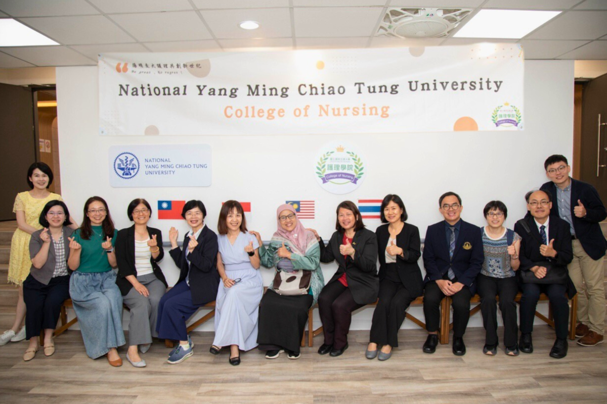 Speakers (from right): Assoc. Prof. I-Ching Ho (3rd), Dr. Thitipong Tankumpuan (4th), Dr. Seo Ah Hong (5th), Dr. Li Yoong Tang (6th), Dr. Rr. Tutik Sri Hariyati (7th); from left: Distinguished Prof. Li-Yin Chien (6th), Dr. Lee Wan Ling (5th).