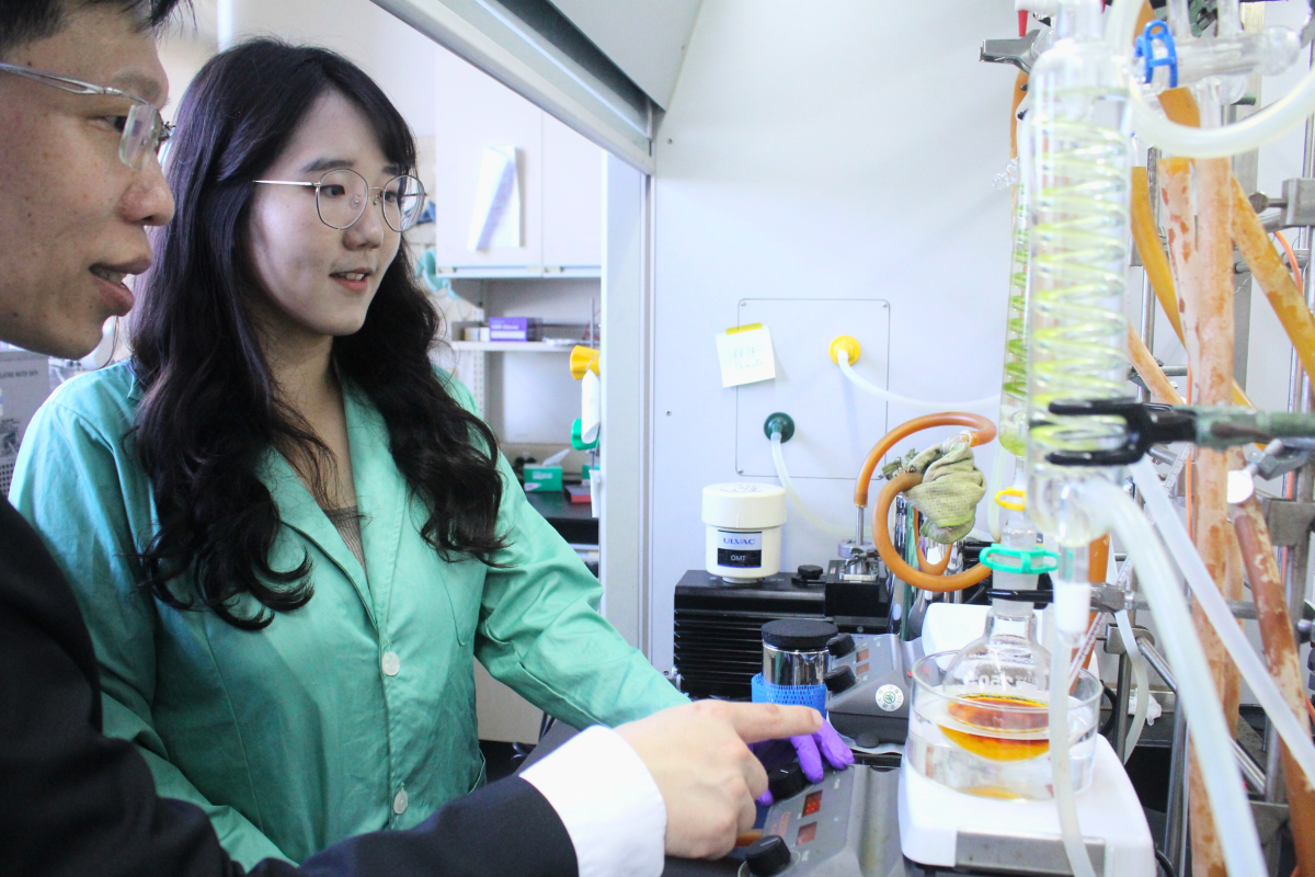Professor Jiun-Tai Chen (left) and his Ph.D. student Yi-Fan Chen.
