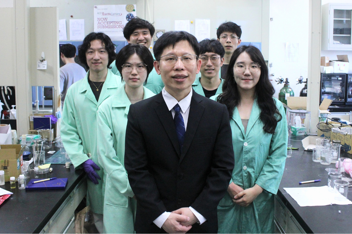 Professor Jiun-Tai Chen and his research team.