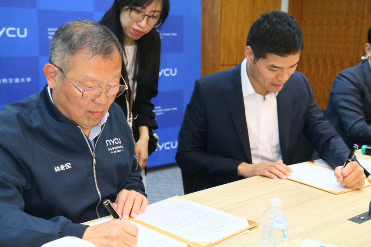 Dr. Henry Liu (right), CEO of LIBO Pharma, and NYCU President Chi-Hung Lin (left) sign a Memorandum of Understanding to advance AI-powered clinical trials for cancer therapies.