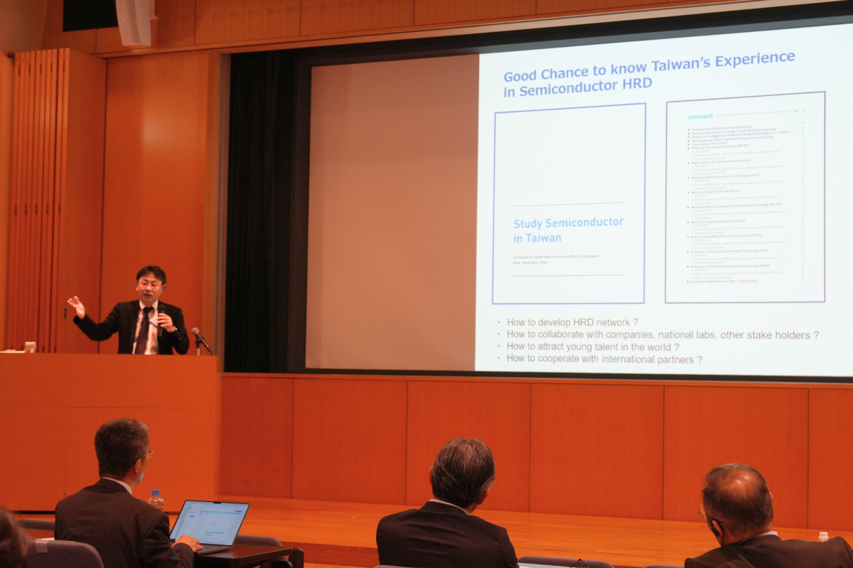 Takashi Kiyoura, Director-General of the Research Promotion Bureau at Japan MEXT, presents the “Study Semiconductor in Taiwan” report at the forum, highlighting Taiwan’s semiconductor HRD model as a key reference for Japan’s academia-industry-government collaboration.
