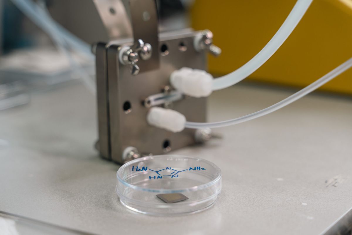 Prof. Sung-Fu Hung leads a pioneering effort to convert CO₂ into methane using organic triazole molecules—marking the world’s first efficient, scalable negative-carbon technology with the potential to replace fossil fuels.