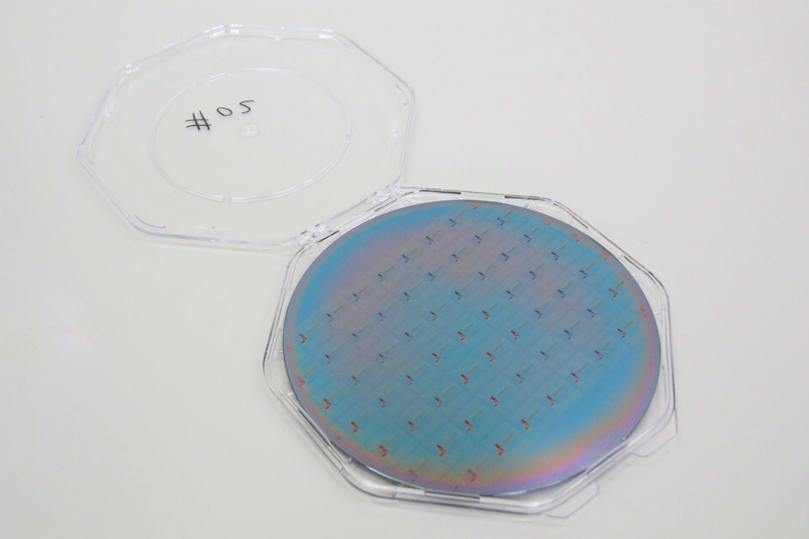 Professor Po-Tsun Liu’s research team successfully simulated the learning and memory behavior of synapses in the human brain, achieving multi-synaptic plasticity akin to biological neural systems. (Pictured: the experimental chip developed in the lab)