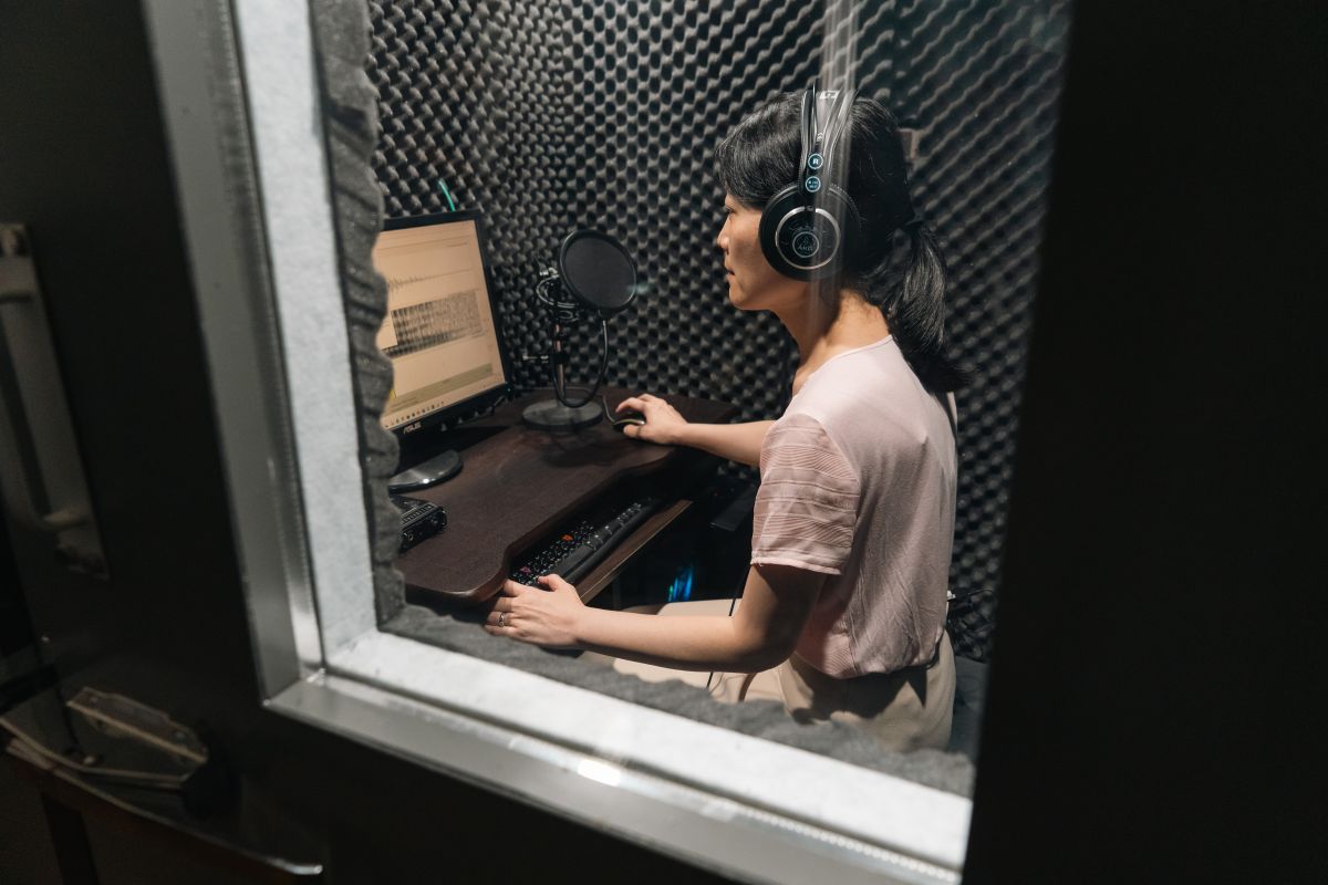 Professor Lu explains that English spelling can interfere with Mandarin speakers’ pronunciation, leading them to apply Chinese pinyin rules and develop a distinct “Taiwanese accent” in English.