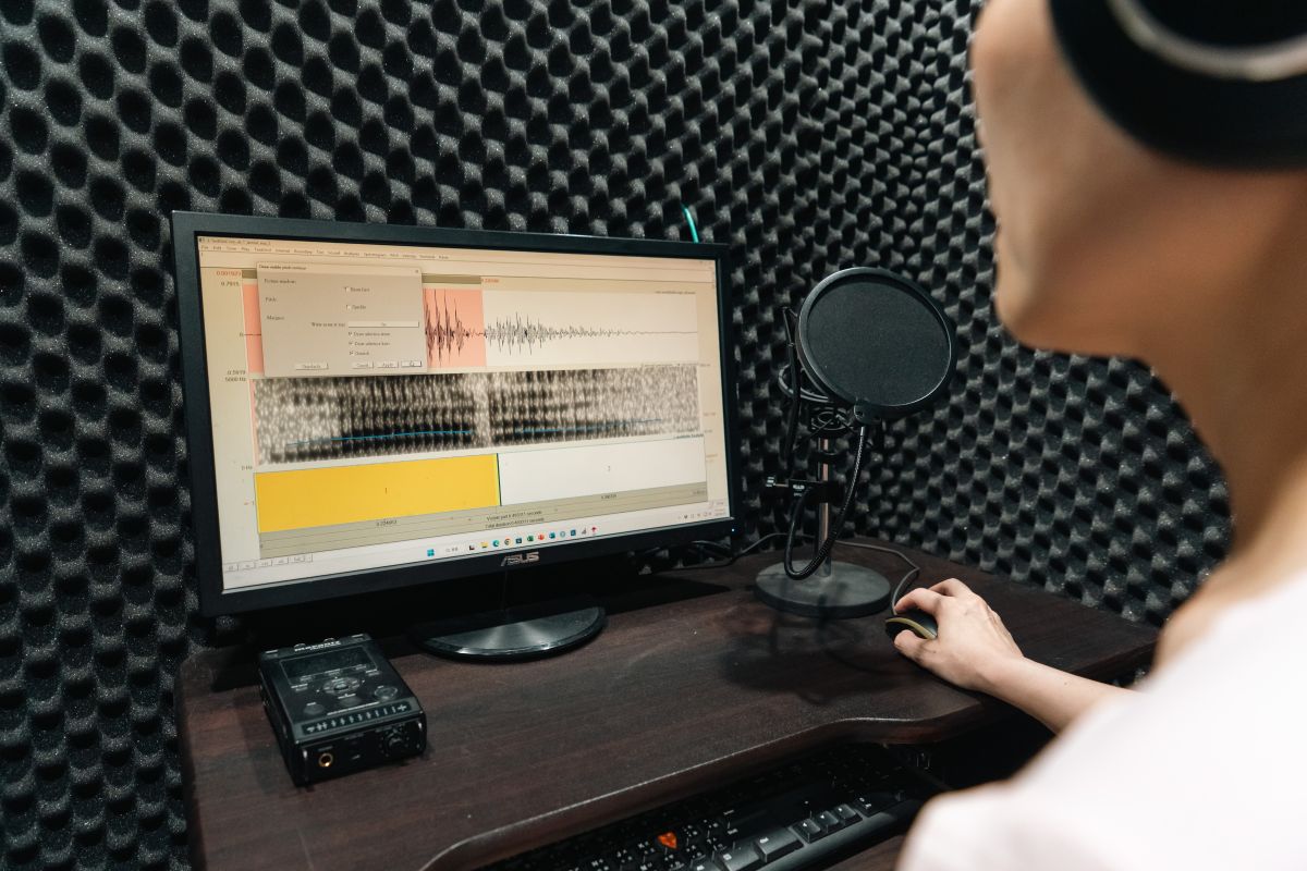 Professor Lu explores how “Taiwanese English” reflects the natural interplay between first-language grammar and second-language learning, revealing that what sounds like mispronunciation is often a systematic effect of first-language influence and learners’ awareness of language differences.