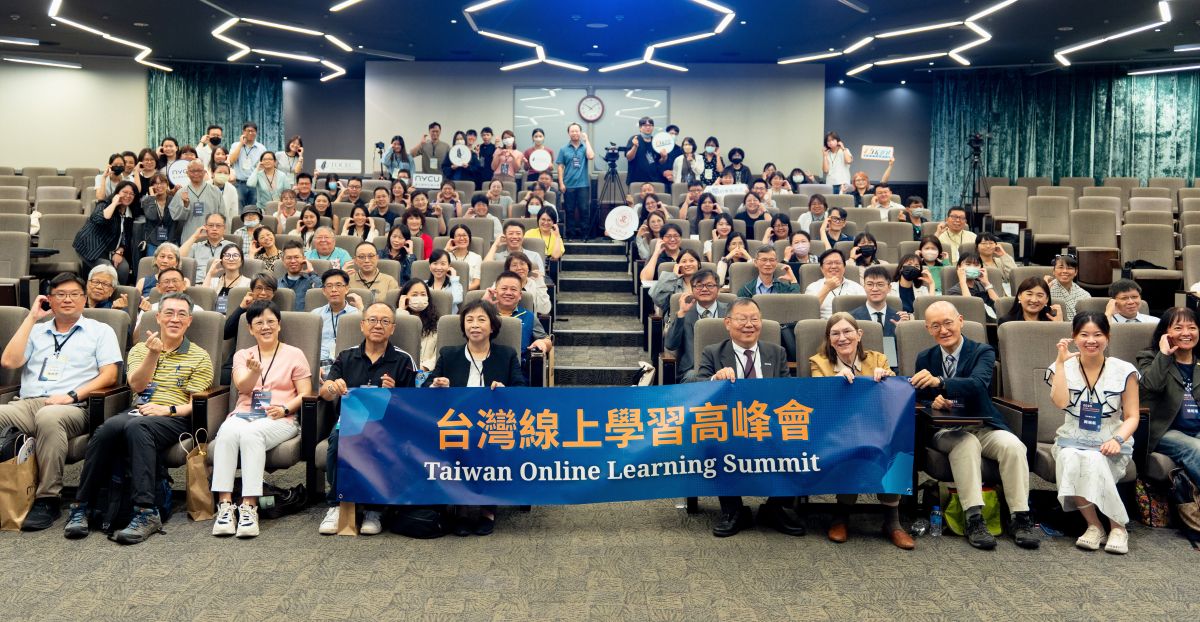 Participants gather for a group photo at the 2025 Taiwan Online Learning Summit, hosted by NYCU, bringing together international experts and educators to explore AI-driven innovations in education.