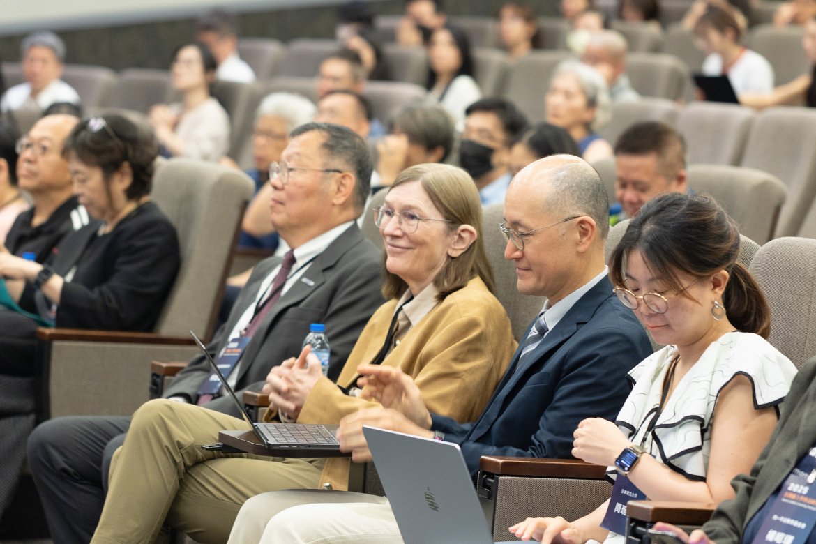 Professor Barbara Oakley of Oakland University (third from right) and Dean Hideki Kozima of Tohoku University (second from right) traveled to Taiwan to attend the 2025 Taiwan Online Learning Summit.
