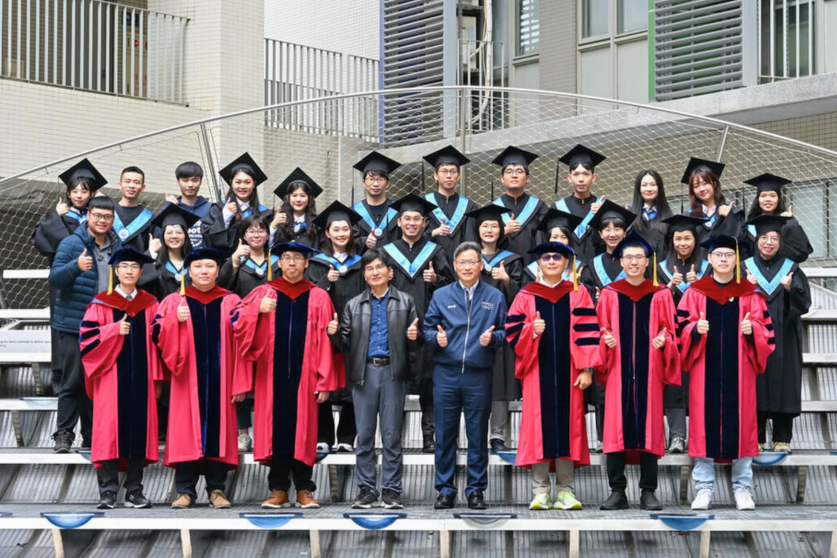 In June, NYCU celebrated the first graduates of its Electronics and Photonics Post-undergraduate Second Degree Program. About half were admitted to graduate schools in electronics, electrical engineering, or physics, while the others entered the semiconductor industry.