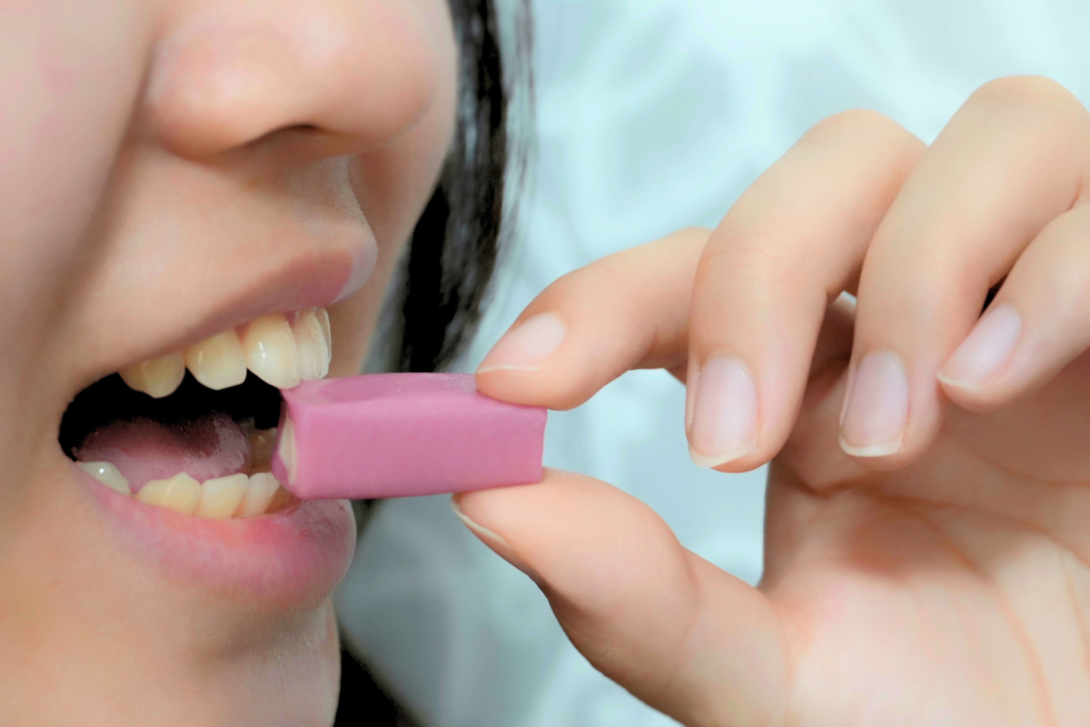 Professor Chia-Shu Lin from the Department of Dentistry conducts a chewing test using commercially available gummy candy.