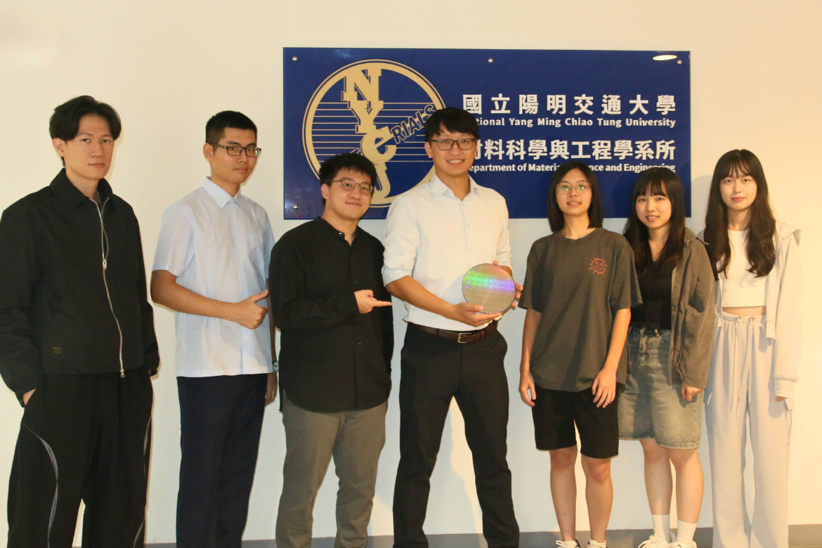 The research team, led by Assistant Professor Yen-Lin Huang (center).