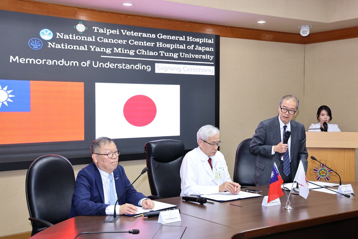 Director Yasuyuki Seto (right) noted that the signing of the MOU will pave the way for broader collaboration, with all three parties working together to advance cancer research and benefit patients worldwide.