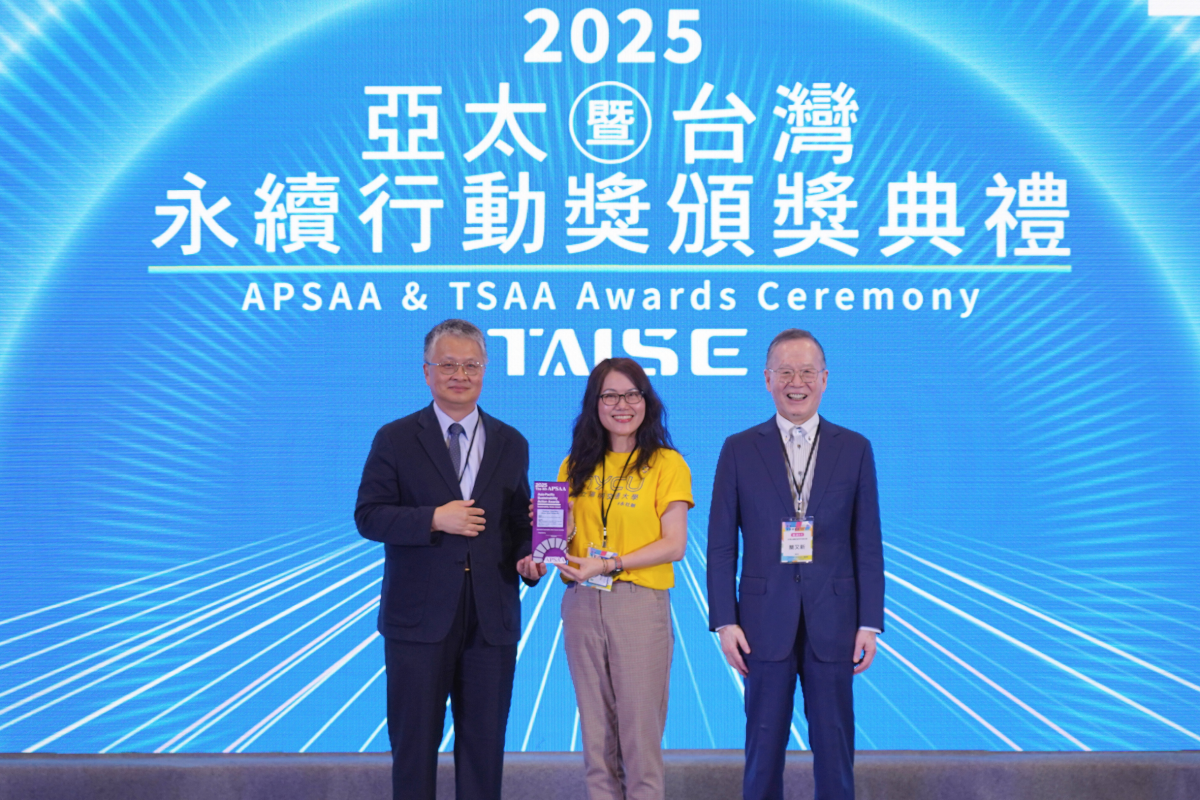 Prof. Sirirat Sae Lim, Executive Director of the Office of Sustainability and Social Responsibility at NYCU, accepts the award on behalf of the university’s winning teams.