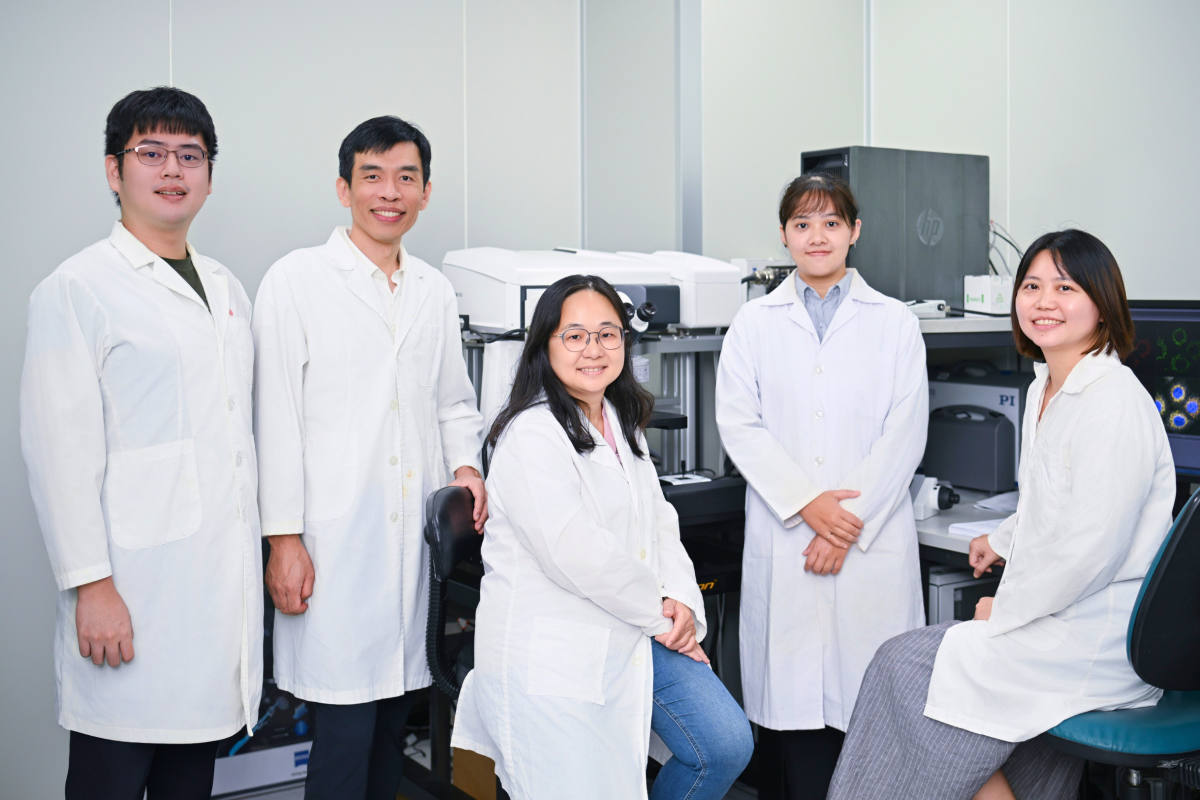 The research team, from left to right: Yue-Ru Li, Prof. Jin-Wu Tsai, Prof. Won-Jing Wang, Yu-Wen Cheng, and I-Hsuan Lin.