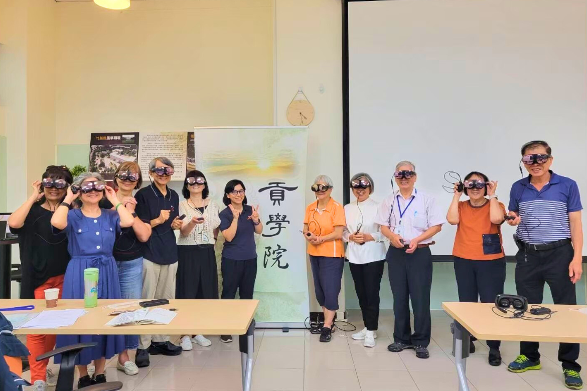 The Gong Academy course incorporates VR devices to simulate the perspectives of dementia patients, helping students develop empathy and understanding.