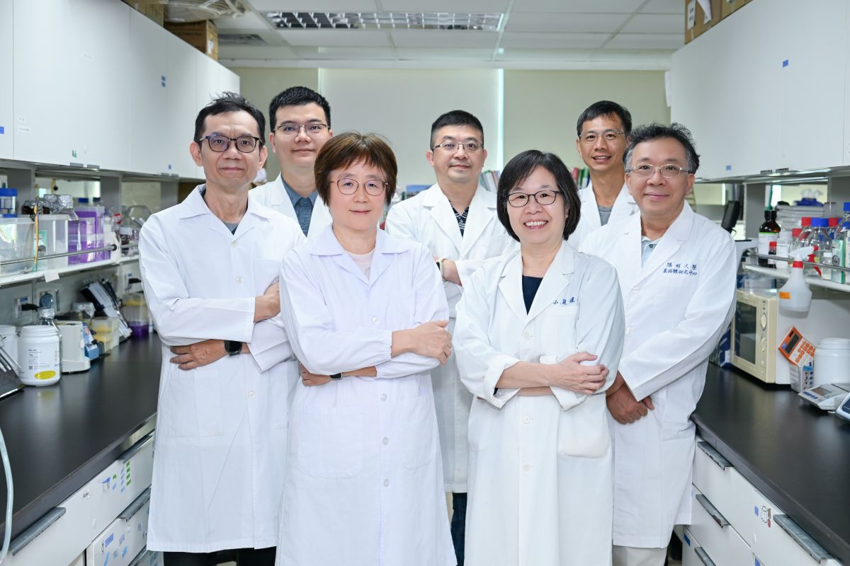 Group photo of the research team. Front row: Prof. Shu-Ling Fu (left) from the Institute of Traditional Medicine and Prof. Ting-Fen Tsai (right) from the DLSIGS.