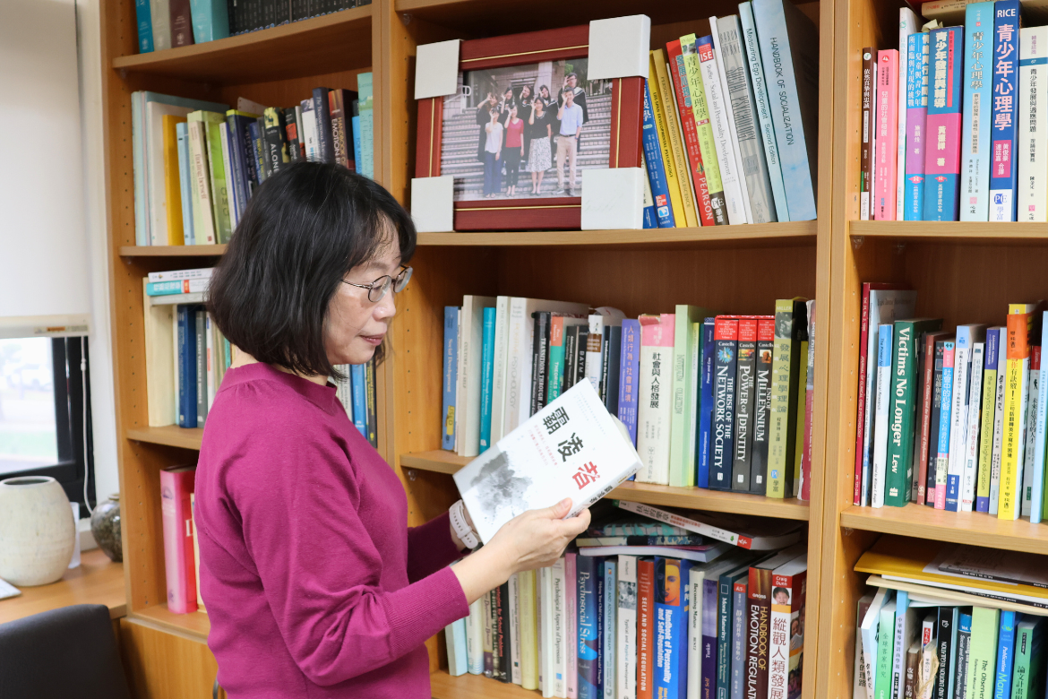 Professor Yih-Lan Liu of the Institute of Education presents research showing that online bullying can occur even without anonymity.