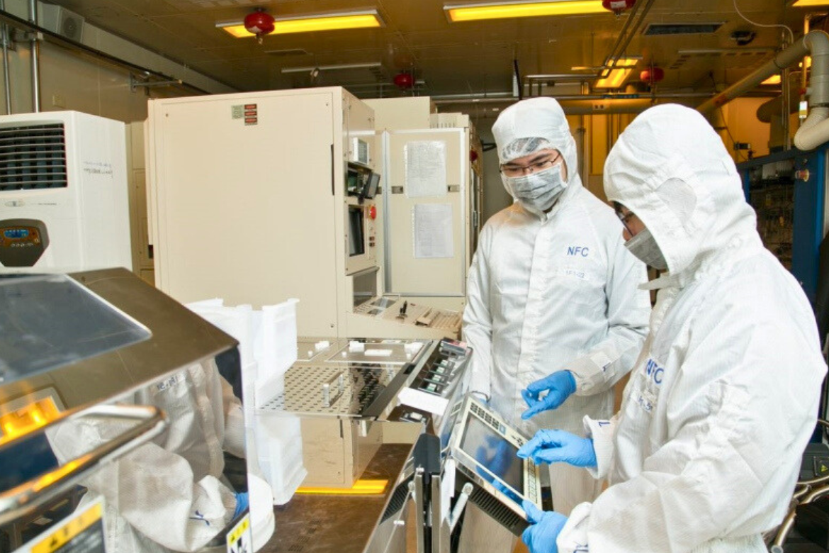 NYCU students conduct semiconductor process training inside a cleanroom laboratory, gaining hands-on experience with chip fabrication and equipment operation.