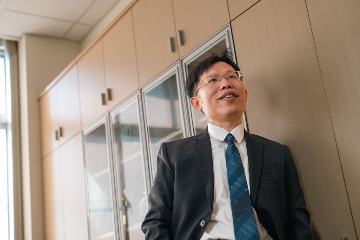 Dean Chen outlines the advanced material and structural challenges involved in developing self-healing fabrics for everyday apparel, emphasizing durability, functionality, and sustainability in next-generation textile design.