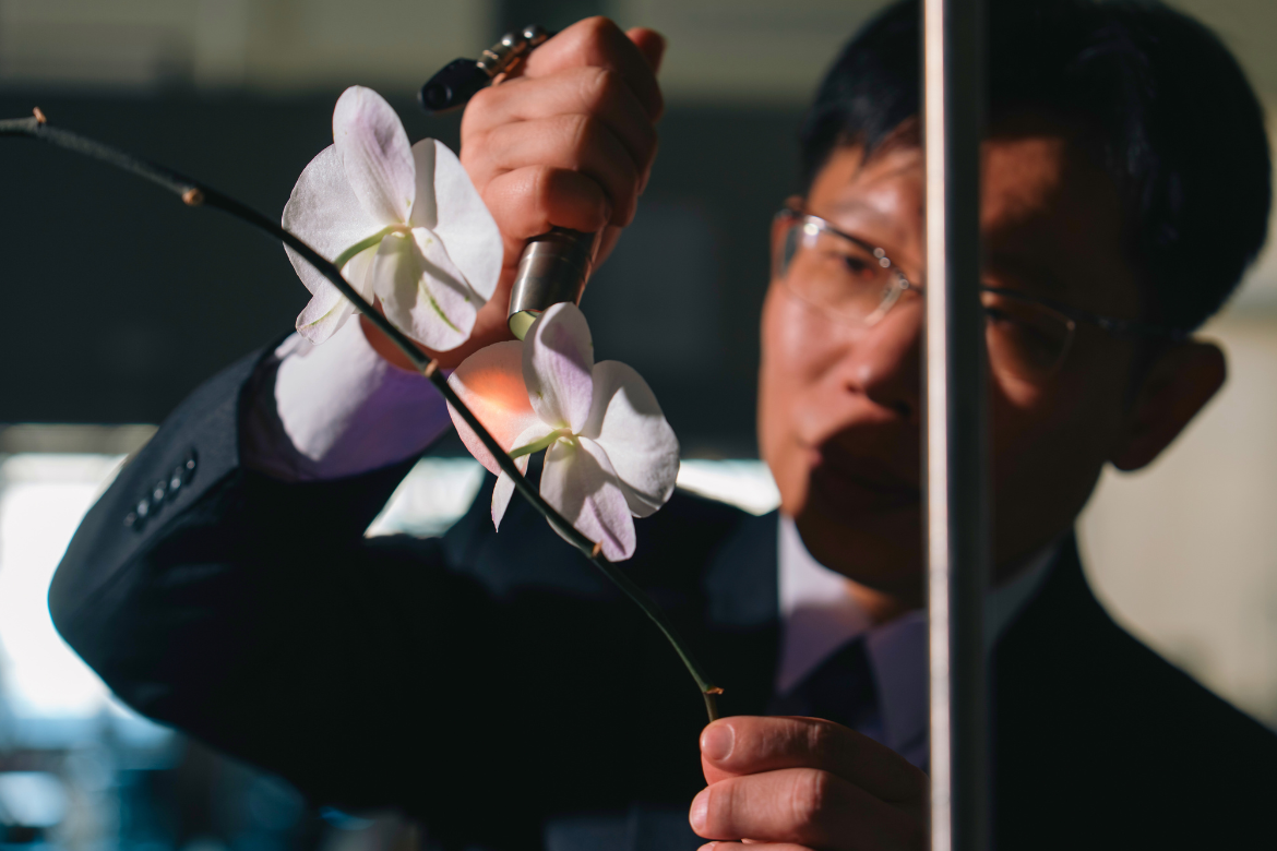 Dean Chen introduces sensing-enabled self-healing fabrics developed under “3S1A” framework, highlighting their potential applications in smart wearables, medical care, safety protection, and electronic skin technologies.