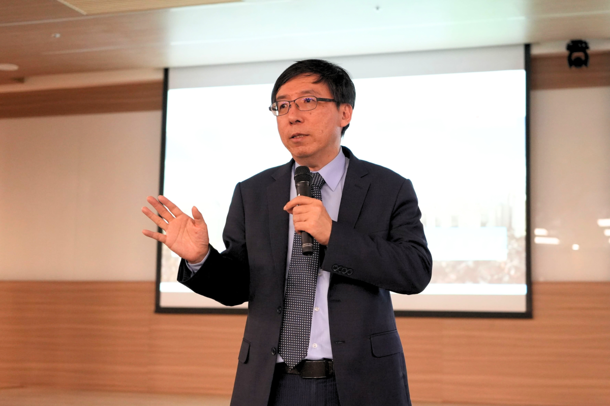 Dean Chi-Ying Huang of the College of Pharmaceutical Sciences opens the NYCU session.