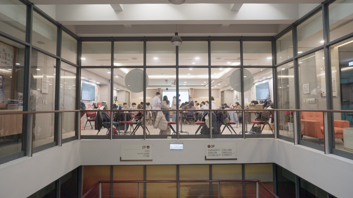 Putting their vacations on hold, the NYCU Mental Guts Service Team travels to psychiatric rehabilitation facilities across Taiwan to offer long-term, non-medical companionship and compassionate service, building genuine friendships with residents and working to reduce stigma surrounding mental illness.