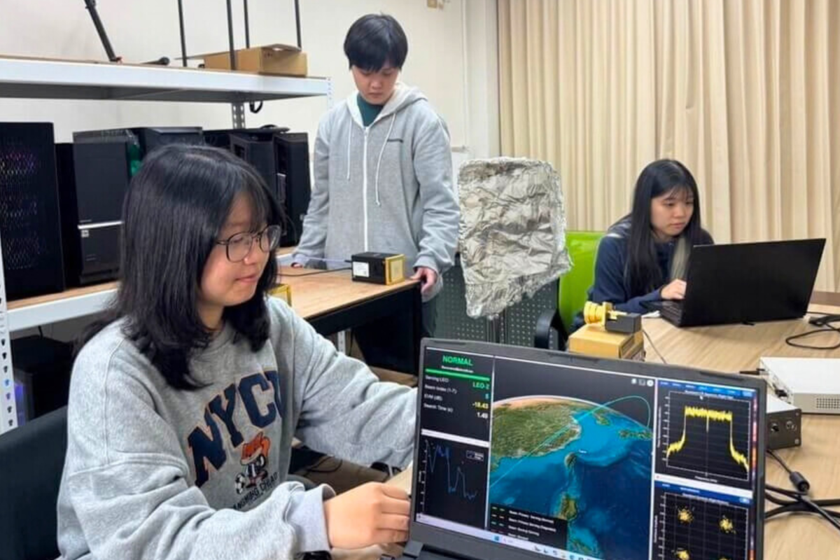 Students in the Department of Electronics and Electrical Engineering engage in hands-on coursework, analyzing real-time system data and simulation outputs in the laboratory at NYCU.
