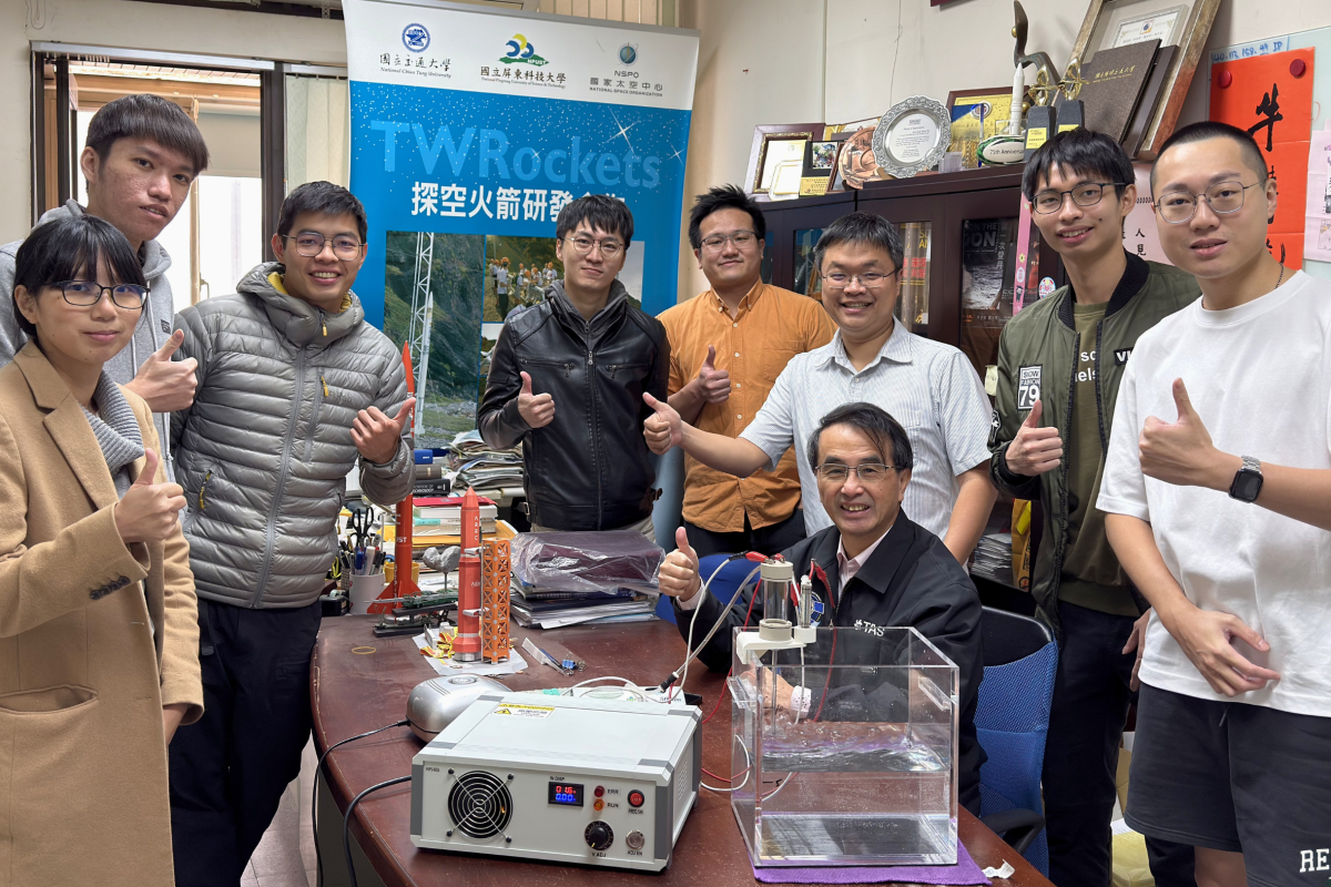 A group photo of Wu Jong-Shinn and his research team.