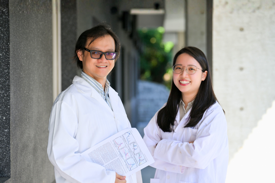 Professor Kuo-Pin Yu (left) and Master’s student An-Yu Wang from the Institute of Environmental and Occupational Health Sciences.