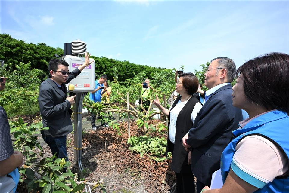 Representatives from the Changhua County Government and the NYCU research team observe the on-site application of the Smart Cloud system in the field. (Photo credit: Changhua County Goverment )