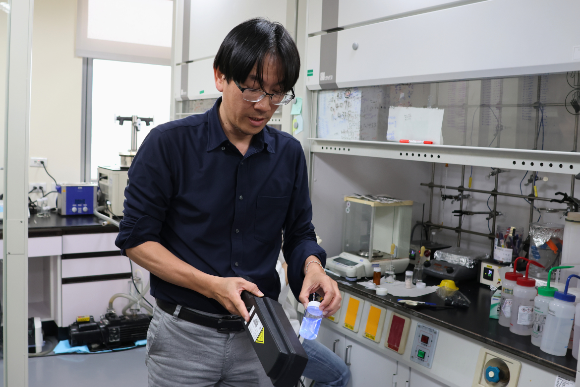 Associate Professor Ming-Chia Li demonstrates the luminescent silicone material in his laboratory at NYCU.