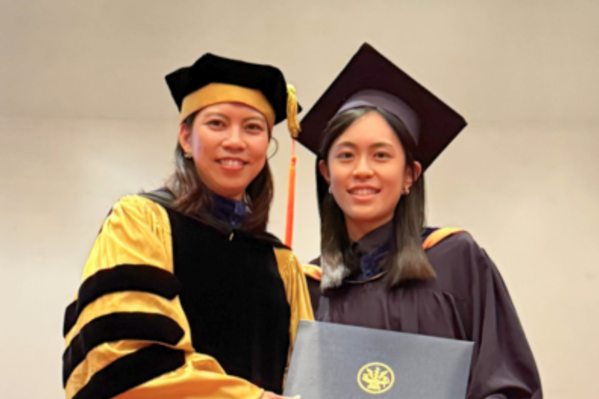 Yi-Fang Chuang (left), professor in NYCU’s Master’s Program in Public Health, and medical student Syuan-Ting Chang pose for a photo following the research collaboration.